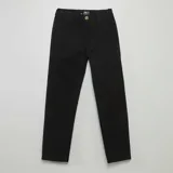 Pantalón chino negro de corte slim, con bolsillos laterales y traseros. Cierre frontal con botón y cremallera.