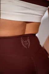 Calza corta deportiva de tiro alto en color marrón, confeccionada en tejido elástico con ajuste ceñido al cuerpo.