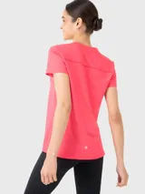 Remera deportiva color rosa con cuello en V y mangas cortas.