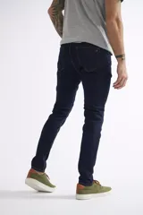 Jean de corte skinny para hombre, con diseño de cinco bolsillos, pasacintos y cierre frontal. Confeccionado en denim de tono azul claro con acabado lavado.