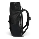 Mochila Columbia modelo Convey III 27L Omni-Shield de color negro, con diseño de cierre enrollable y correas ajustables. Cuenta con un bolsillo frontal con cierre vertical, bolsillos laterales para botellas y el logo de la marca estampado en el lateral frontal.