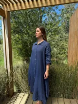 Vestido camisero amplio y largo color marrón chocolate, fabricado en Italia, con botones de nácar, cuello camisero y bolsillos laterales.