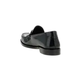 Mocasines slip-on Saint Laurent Le Loafer de cuero charol negro, con diseño clásico de antifaz en el empeine y detalle de monograma metálico grabado.