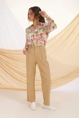 Camisa de manga larga con estampado abstracto en tonos azul, beige y blanco.