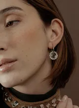 Aros tipo argolla dorados con dije circular de resina transparente y strass color fucsia.