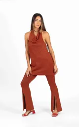 Vestido corto de punto con acabado brillante, escote halter con cuello drapeado y diseño sin mangas.