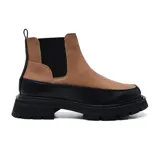 Bota Chelsea de cuero color tostado con elástico lateral negro y suela track negra.