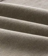 Pantalón recto de sarga color beige, con cierre frontal de botón y cremallera, y bolsillos funcionales.