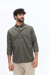 Camisa de gabardina azul marino con efecto stone wash, doble bolsillo frontal con solapa y botón, y fit regular.