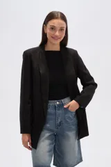 Blazer negro de corte holgado con cuello solapa y bolsillos frontales.