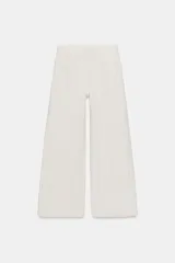 Jeans de tiro alto y corte wide leg, confeccionados en denim color crudo con estampado de rayas verticales finas a contraste. Presentan diseño de cinco bolsillos, cintura con trabillas y cierre frontal con cremallera y botón.