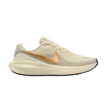Championes de running Nike Revolution 8, color beige con logo lateral en dorado metalizado y suela negra.