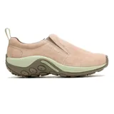 Zapatillas tipo slip-on Merrell modelo Jungle Moc, confeccionadas en gamuza color beige con detalles en verde claro y suela de goma marrón. Presentan diseño sin cordones con paneles elásticos laterales para facilitar el calce y tecnología Air Cushion en el talón para mayor amortiguación.