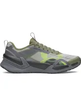 Championes de entrenamiento cruzado Under Armour UA Reign XT, color verde militar y gris con detalles en verde lima y negro. Cuentan con amortiguación UA HOVR y tecnología UA TriBase.