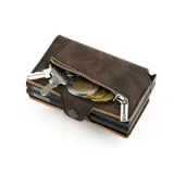 Billetera compacta de cuero sintético color marrón con doble compartimento de aluminio para tarjetas y bolsillo exterior con cierre metálico.
