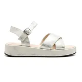 Sandalias plateadas con plataforma, tiras cruzadas y hebilla en el tobillo.