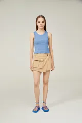 Musculosa de algodón color rosa viejo, de corte holgado y cuello redondo.