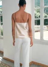 Top de tirantes finos confeccionado en tejido satinado con acabado brillante, de corte recto y escote cuadrado.