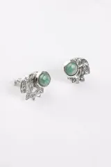 Par de aros plateados con piedra redonda color verde agua.