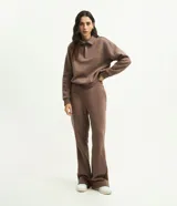 Pantalón de algodón con felpa color marrón, modelo boot cut con cintura elástica y caída recta en el cuadril.