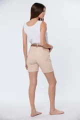 Bermuda color beige con cinco bolsillos, corte a la rodilla y presillas para cinturón.