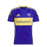 Camiseta de fútbol Adidas del Club Atlético Boca Juniors, modelo titular 2024/2025. Presenta el diseño clásico en color azul con la franja horizontal amarilla en el pecho, cuello en V y las tres tiras características de la marca en los hombros. Incluye el logo de Adidas y el escudo del club bordados, junto con el sponsor oficial estampado en el frente.