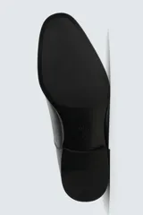 Zapato de vestir tipo Oxford en color negro, con diseño de puntera reforzada y cierre mediante cordones. Presenta una silueta clásica y elegante con tacón bajo.