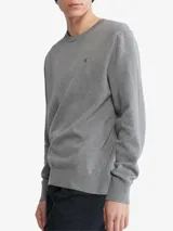 Sweater gris de algodón con cuello redondo, mangas largas con puños acanalados y logo de Calvin Klein bordado en el pecho.