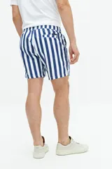 Short de baño con estampado floral en tonos azules, cintura elástica con cordón ajustable, bolsillos laterales y bolsillo trasero.