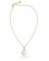 Collar corto de acero dorado con cadena de eslabones y un dije circular con centro esmaltado en color blanco.