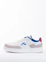 Championes urbanos blancos con detalles en gris, azul y rojo. Presentan el logo de la marca en el lateral y cordones blancos.