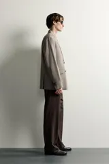 Blazer cruzado regular fit de corte clásico en tono marrón, confeccionado en tejido con motivo de cuadros pequeños, solapas de muesca, bolsillos con solapa en la cadera y botones oscuros a contratono.
