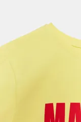Remera azul de manga corta y cuello redondo, de corte ajustado, con estampado frontal en color naranja que dice "LOVE DESPITE EVERYTHING".