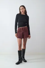 Camiseta básica de manga larga con cuello redondo y corte entallado al cuerpo, confeccionada en tejido elástico.
