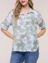 Camisa de lino sintético con estampado floral en tonos azules y beige sobre fondo blanco, de corte holgado, mangas tres cuartos y cuello camisero.