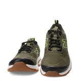 Championes de trail running New Balance modelo 410, color verde militar con detalles en negro y amarillo flúor, entresuela blanca y suela de goma marrón. Confeccionados con malla y refuerzos sintéticos, cuentan con cordones negros y tirador trasero.