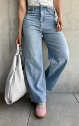 Pantalón de jean celeste, corte recto y tiro alto, con cinto de denim.