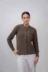 Cardigan marrón claro de punto con cuello redondo y cierre frontal con botones.