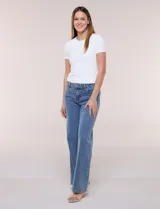 Pantalón jean denim de tiro medio y calce holgado, con pierna de corte recto y lavado con sutil desgaste en costuras. Cuenta con bolsillos funcionales frontales, recortes verticales y cierre frontal con cremallera y botón metálico.