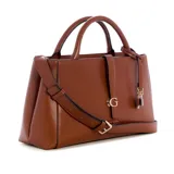 Cartera Guess modelo Carrie de color marrón, confeccionada en cuero sintético, con doble asa superior y correa de hombro ajustable. Presenta herrajes dorados, logo frontal de la marca y detalle de llavero colgante con candado.