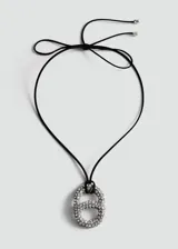 Collar con cordón negro ajustable y dije ovalado con strass.