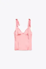 Top de satén rosado con escote en pico y tirantes finos que se atan con lazos.