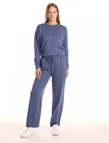 Pantalón jogger de corte recto, color blanco, con cintura elástica, cordón de ajuste y bolsillos laterales.