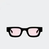 Lentes de sol con montura pequeña y rectangular de color negro, fabricados con plástico reciclado (RPET), con cristales tintados en color rosado y protección UV 400.