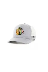 Gorra tipo trucker color gris con visera curva y panel posterior de malla blanca. Presenta el logo bordado de los Chicago Blackhawks en la parte frontal y el logo de la marca 47 en el lateral.