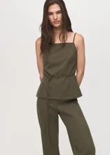 Pantalon de corte recto y tiro alto, confeccionado en tejido mezcla de algodón, con cintura elástica para mayor comodidad.