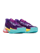 Championes de básquetbol Under Armour Curry Series 7, con diseño multicolor vibrante en tonos violeta, amarillo, turquesa y rojo. Presentan parte superior de tejido de punto ligero, amortiguación UA Flow de doble densidad para mayor rebote y suela de alto agarre para cambios de dirección rápidos.