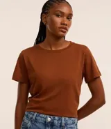 Remera básica de manga corta y cuello redondo, confeccionada en tejido de algodón liso.