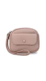 Monedero compacto de símil cuero con correa de mano, cierre perimetral y bolsillo frontal con solapa y botón a presión.