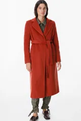 Tapado de paño en color gris oscuro, con solapas clásicas, corte recto y bolsillos laterales integrados.